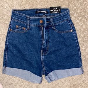 Brand New high waisted Fashion Nova Shorts ❣️